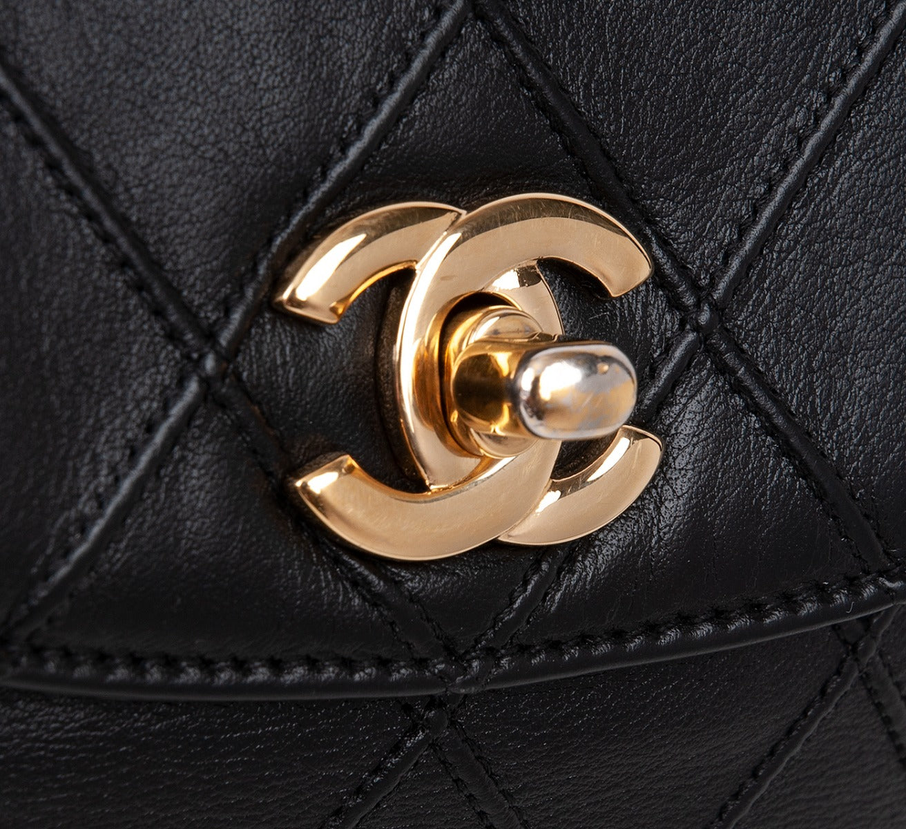 Chanel Black Quilted Leather Vintage Classic Chain Belt Bag