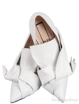 Nº21 WHITE LEATHER KNOT POINTED TOE SHOES