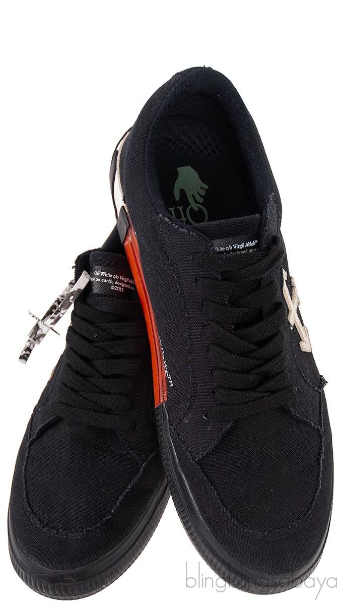 Black Canvas Men\'s Sneaker